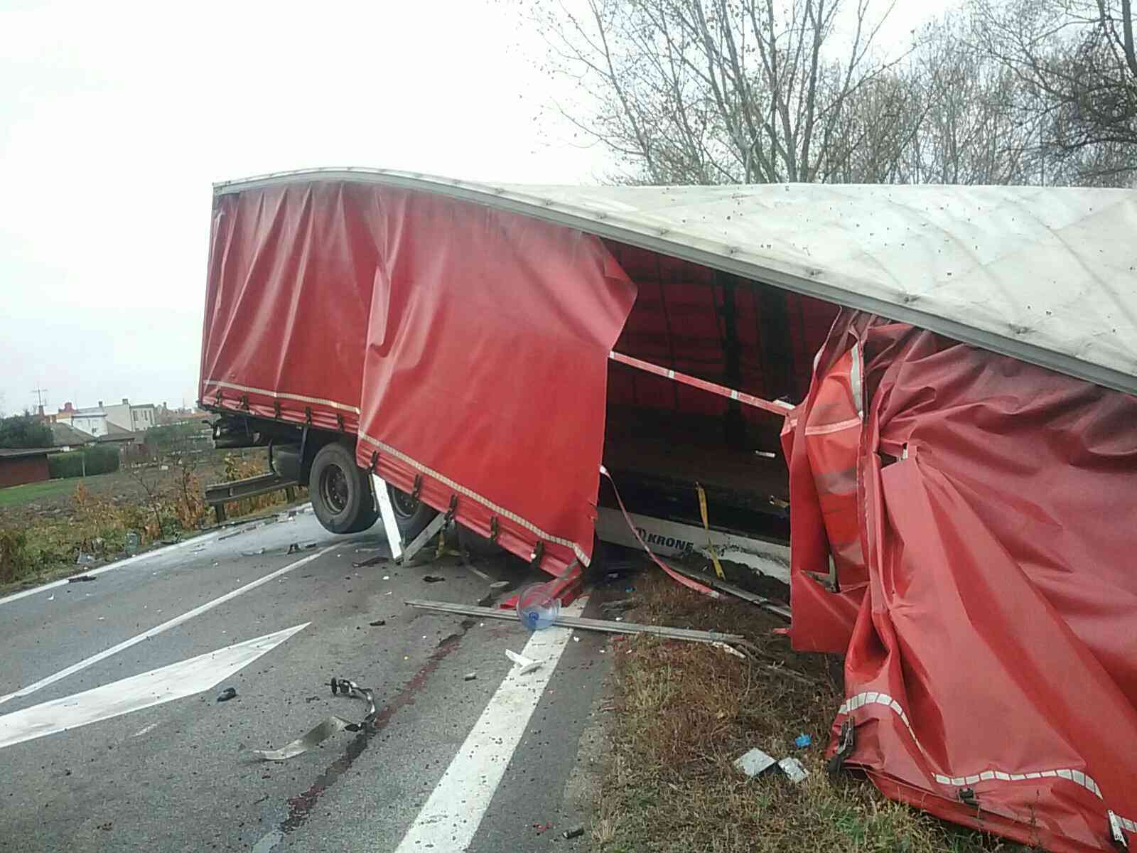 04 - Vážna dopravná nehoda dvoch dodávok a nákladného vozidla si vyžiadala jeden ľudský život 