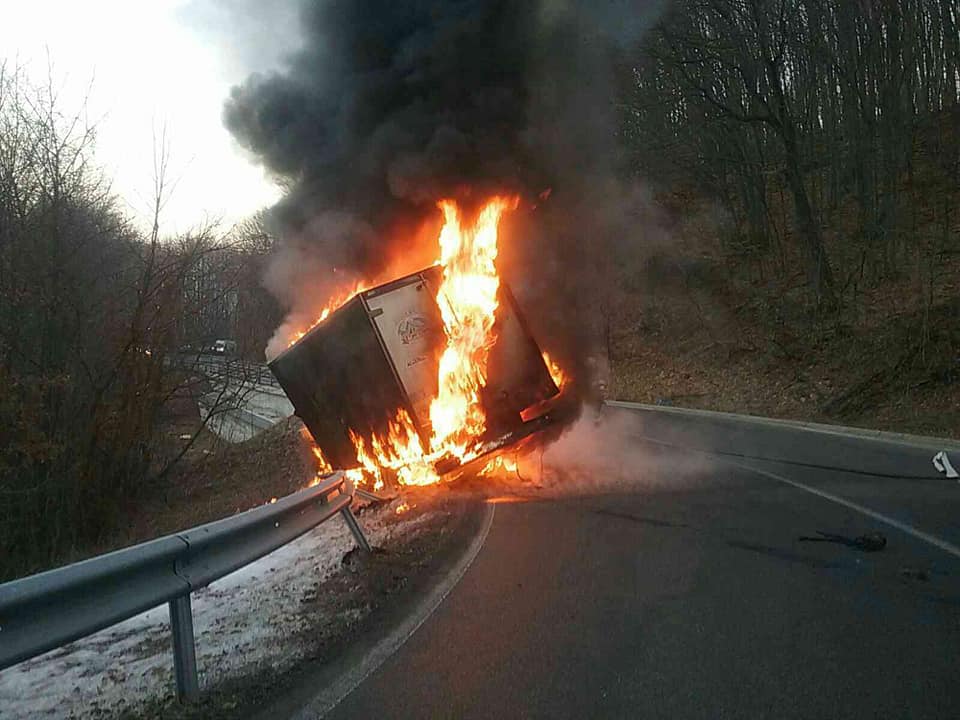01 - Požiar vozidla na Pezinskej babe