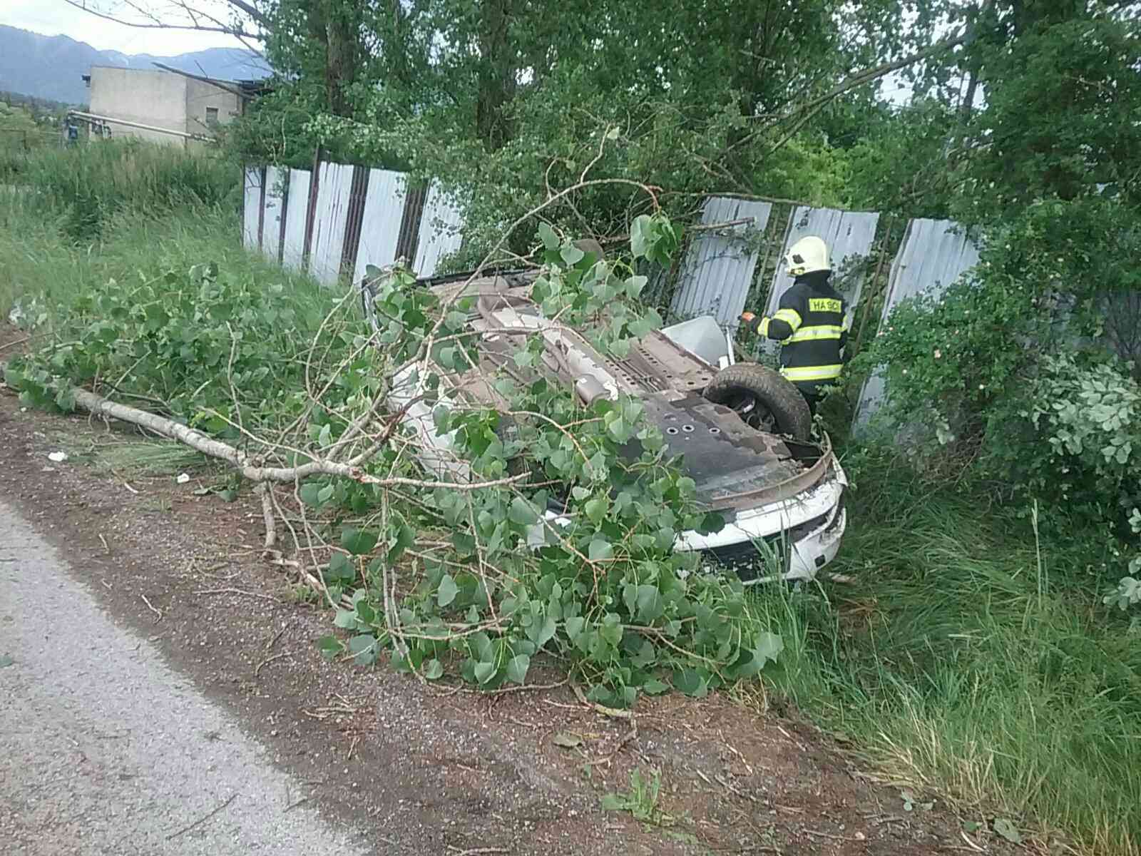 01 - Dopravná nehoda osobného vozidla v obci Jamník, okres Liptovský Mikuláš