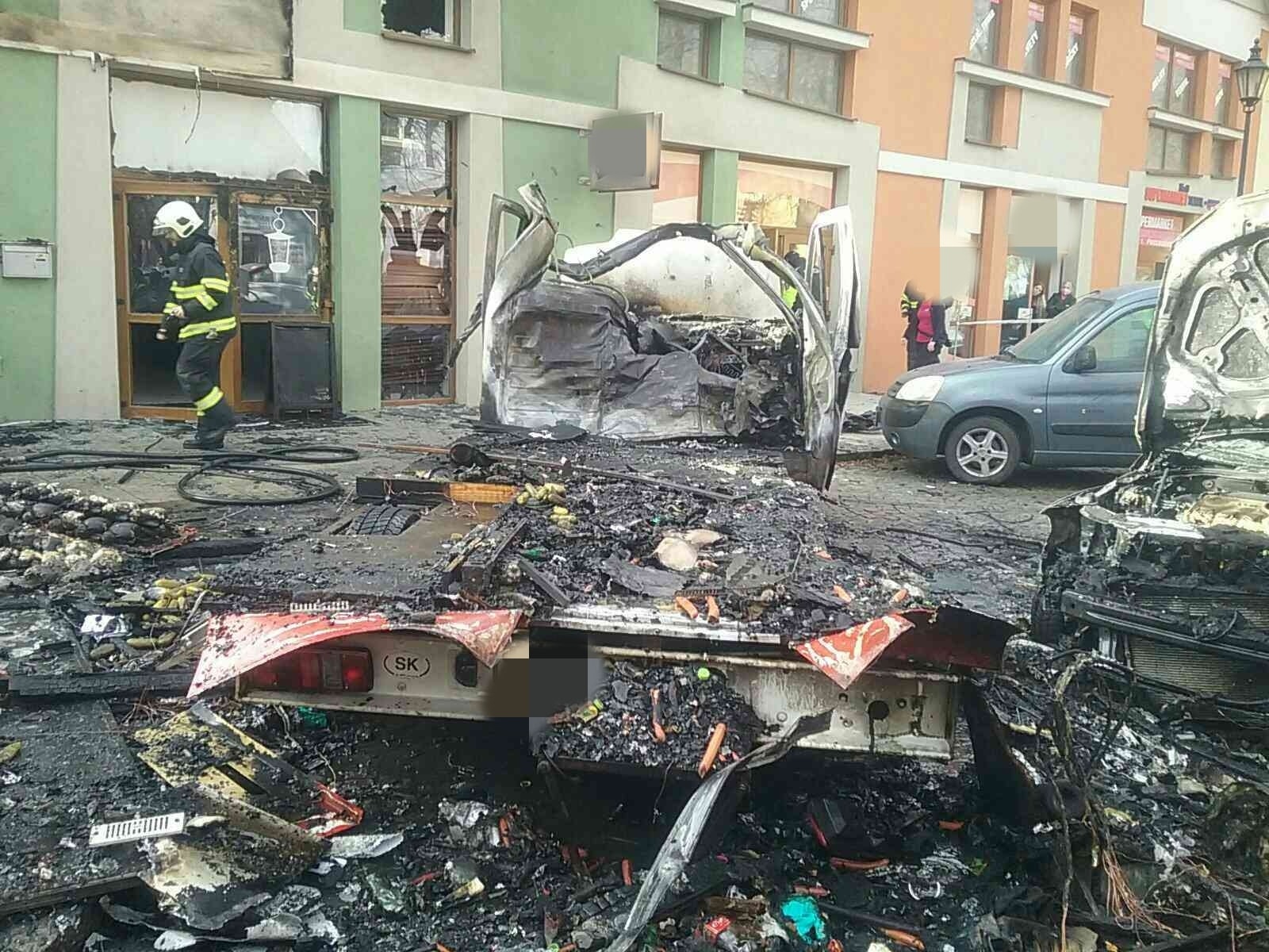 01 - Výbuch propán-butánových fliaš v pojazdnom bufete v meste Skalica