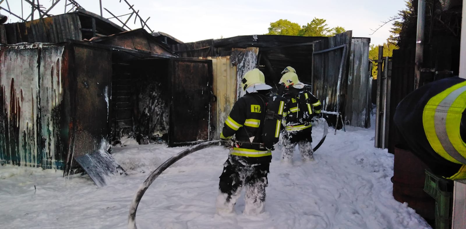 01 - Požiar skladu pneumatík v Bratislave