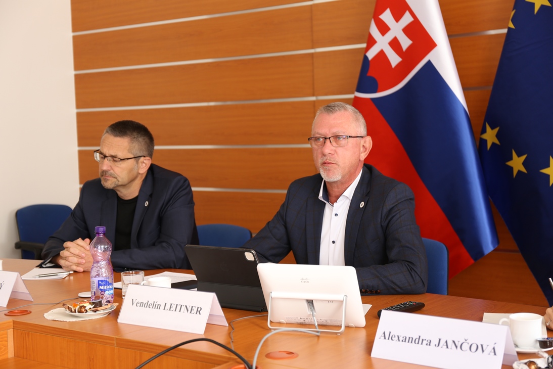 Zľava: riaditeľ Migračného úradu Ján Orlovský a štátny tajomník Vendelín Leitner