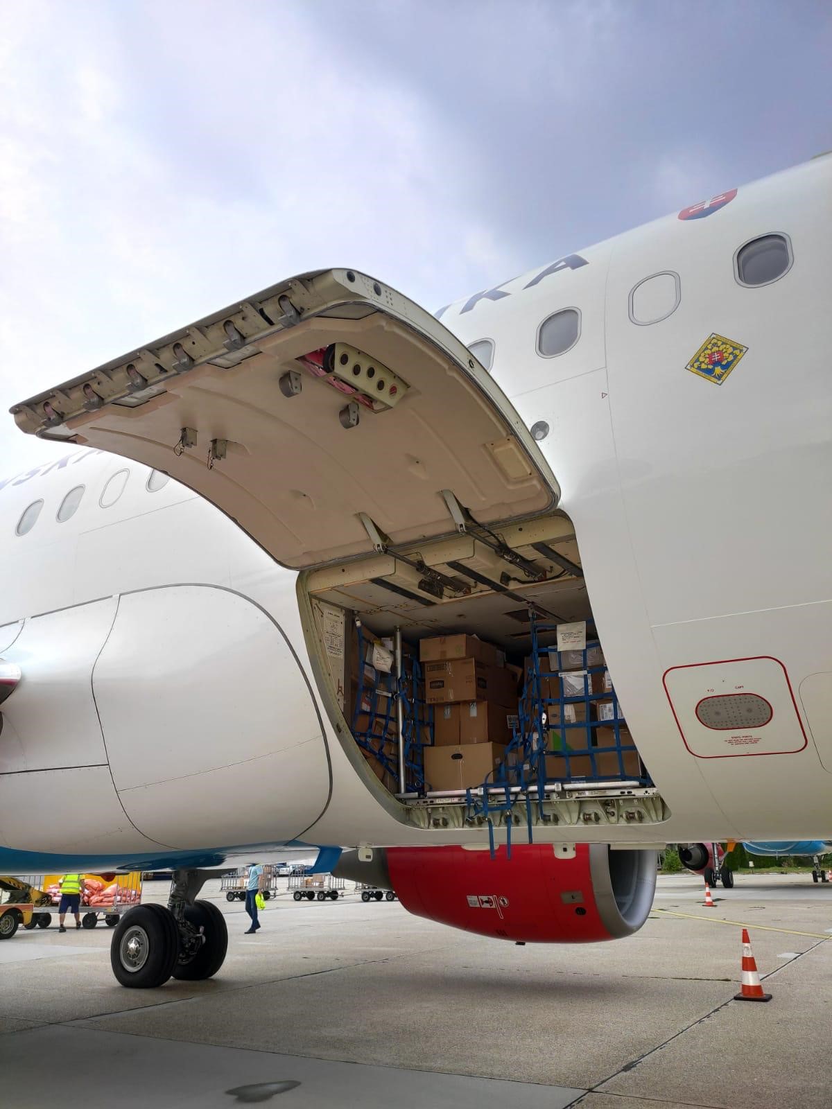 Ukladanie do nákladného priestoru vládneho špeciálu Airbus