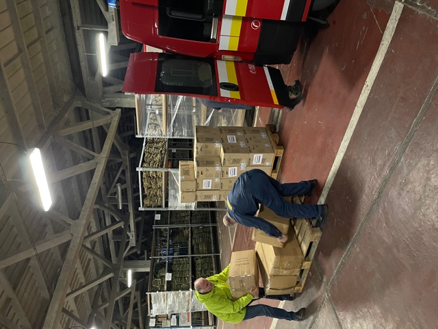Nakladanie humanitárnej pomoci na Logistickej základni Sekcie krízového riadenia MV SR v bratislavských Vajnoroch