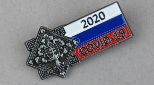 odznak so štátnym znakom a textom 2020 COVID-19