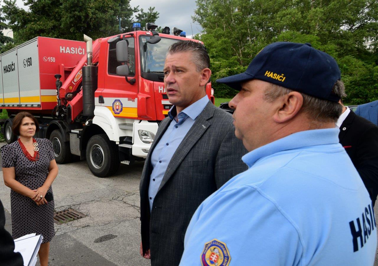 Minister Roman Mikulec a prezident Hazz Pavol Mikulášek pred členmi hasičského modulu