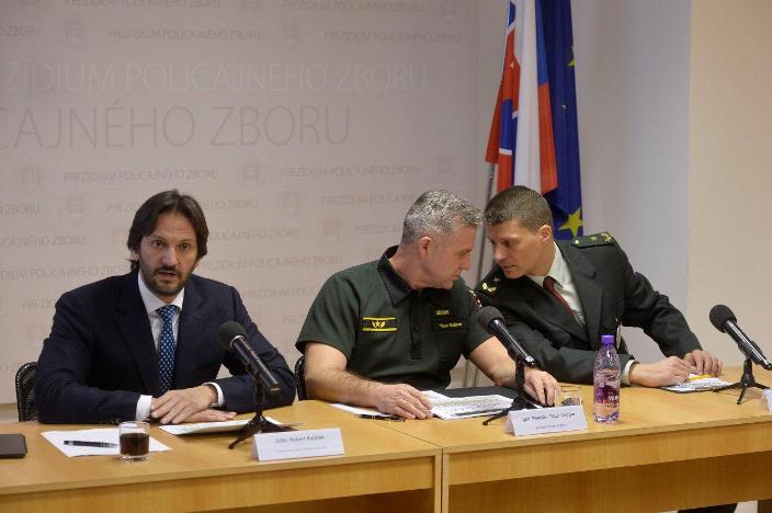 Minister Robert Kaliňák, prezident PZ Tibor Gašpar a hovorca Prezídia PZ Michal Slivka