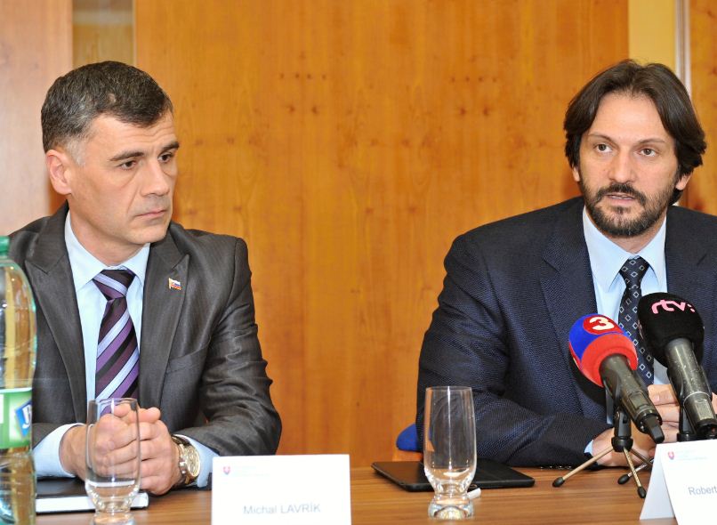 Prednosta OÚ Žilina Michal Lavrík s ministrom Robertom Kaliňákom pri predstavovaní zámerov na vytvorenie klientskeho centra