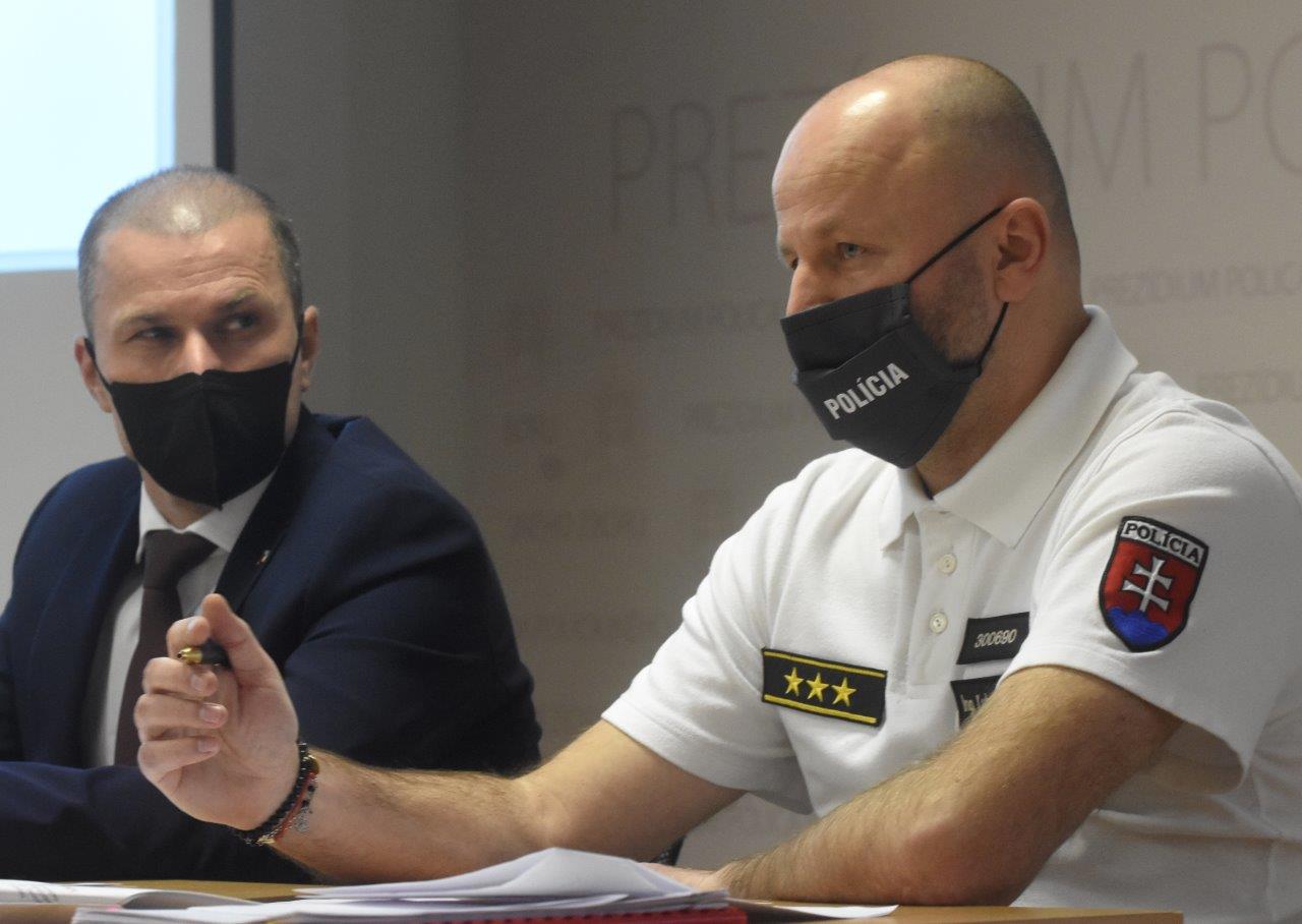 Dočasný prezident PZ Peter Kovařík a šéf dopravnej polície Ľubor Rumanovský