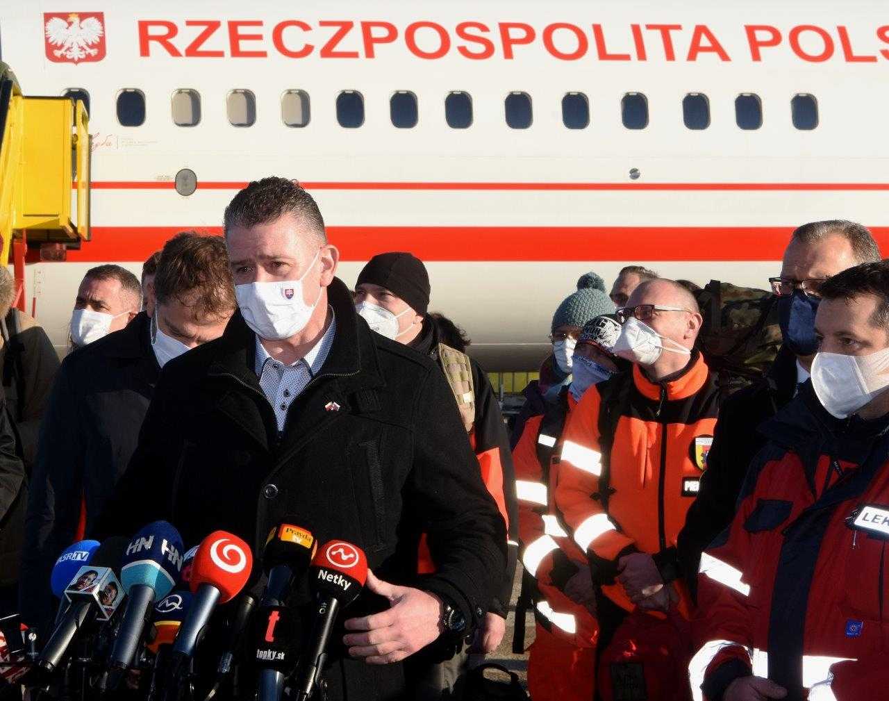 Minister vnútra víta na letisku poľských zdravotníkov