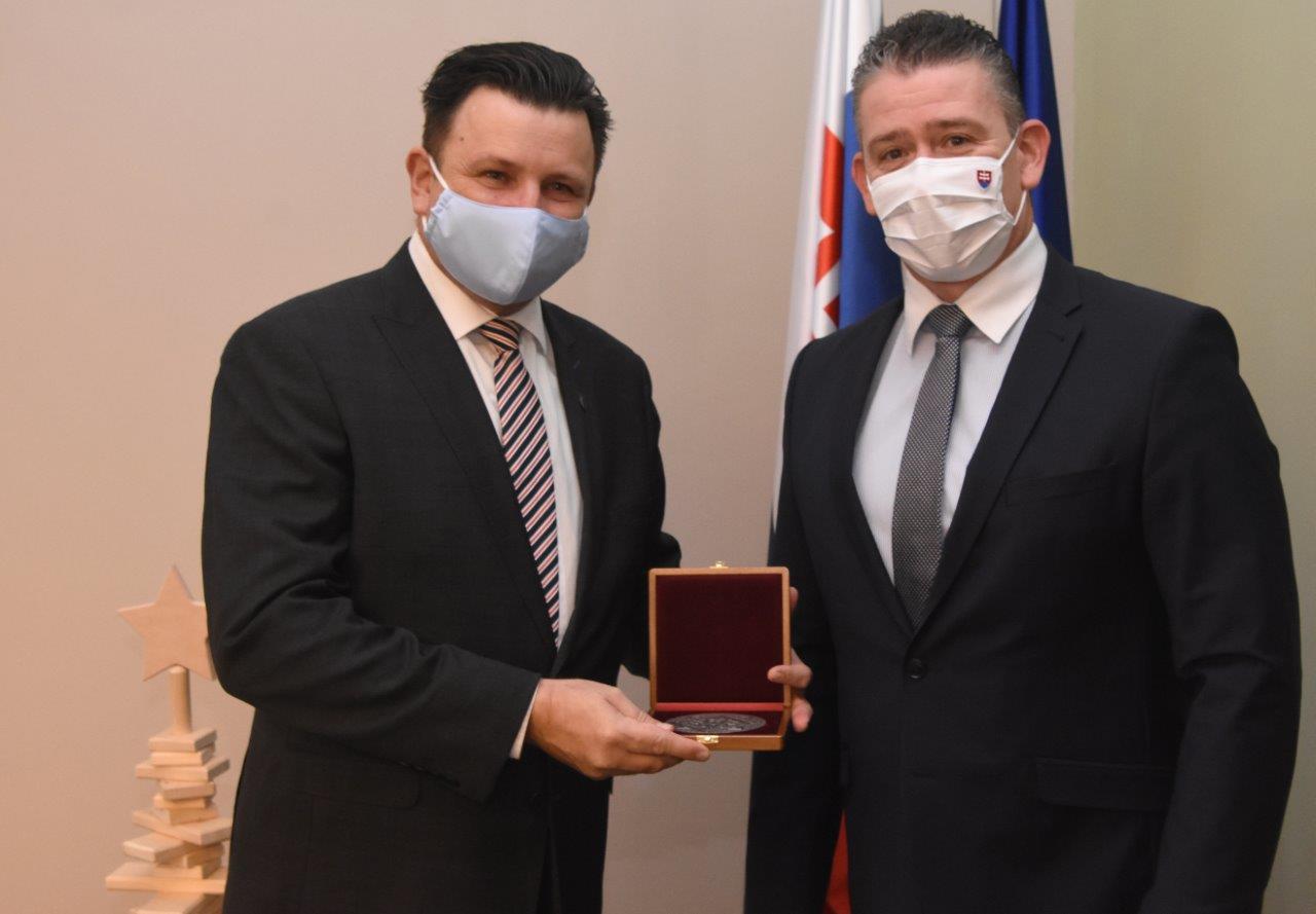 Český veľvyslanec Tomáš Tuhý a minister Roman Mikulec