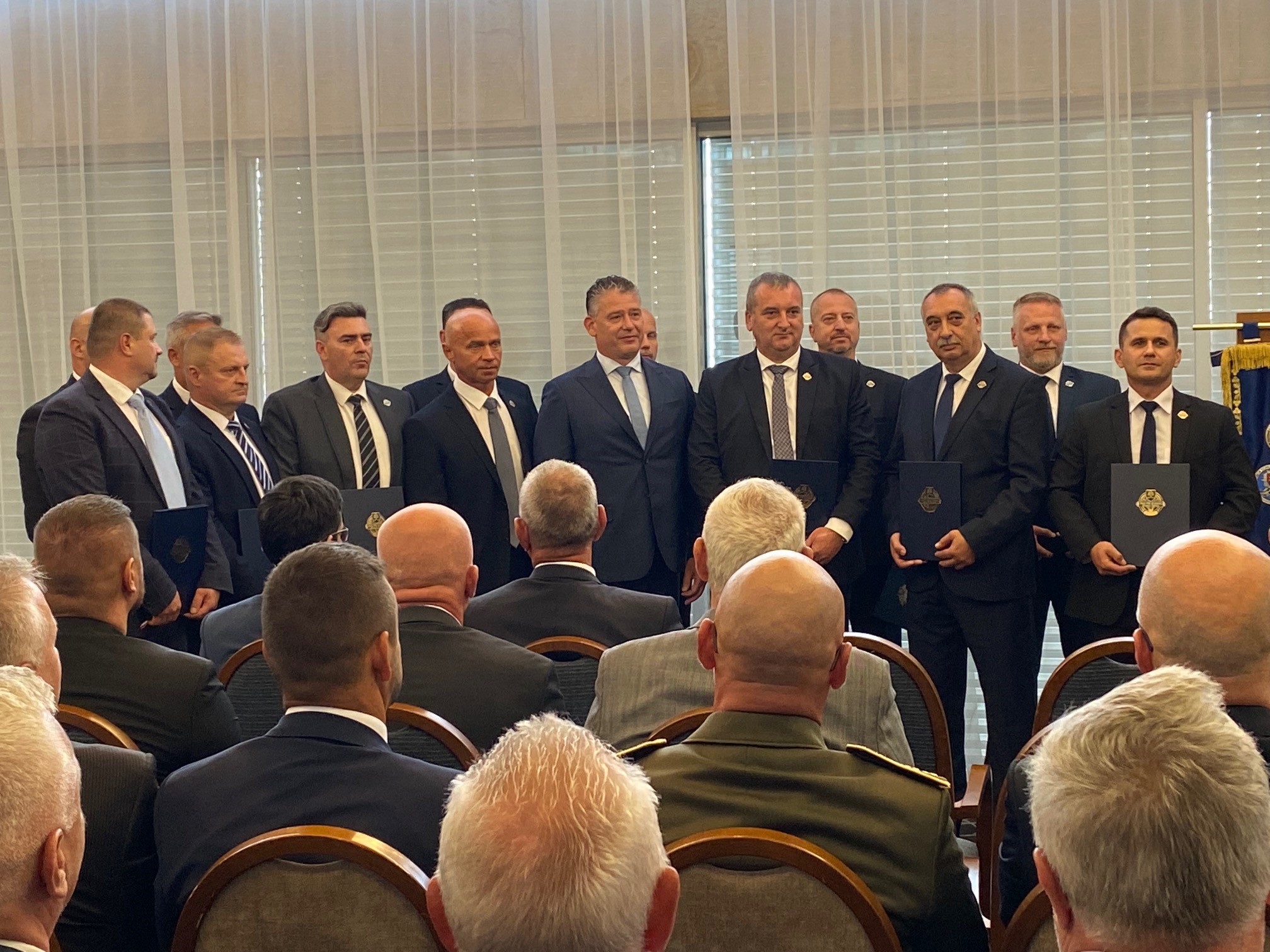 Bývalí i súčasní členovia úradu s ministrom Romanom Mikulcom