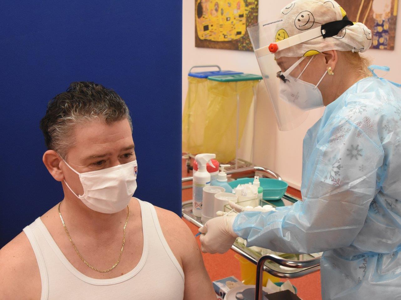 Roman Mikulec dostáva injekciu vakcíny