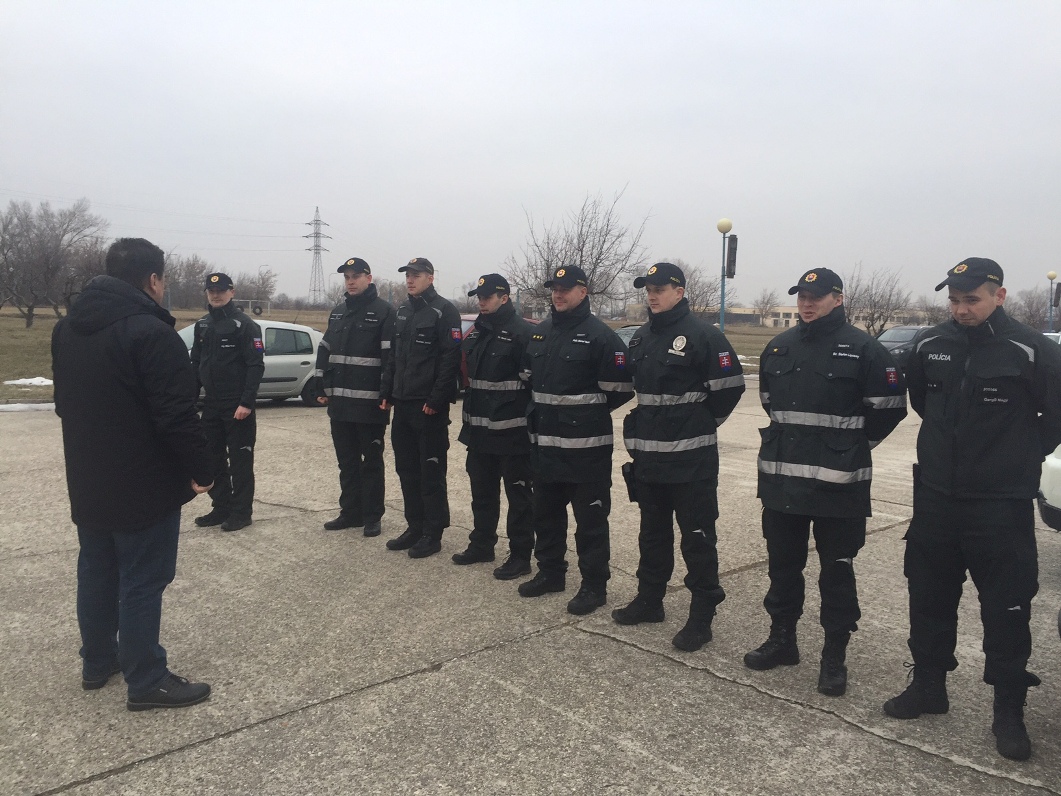 S policajtmi sa rozlúčil zástupca riaditeľa úradu hraničnej a cudzineckej polície Robert Gucký
