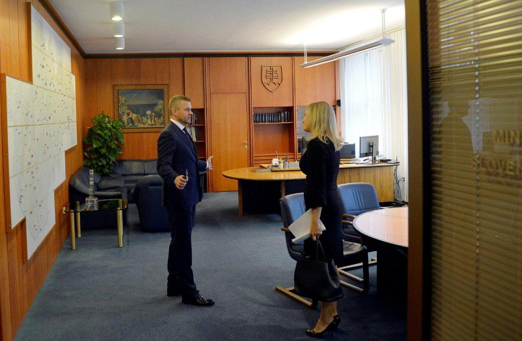Premiér Peter Pellegrini s ministerkou Denisou Sakovou v jej pracovni