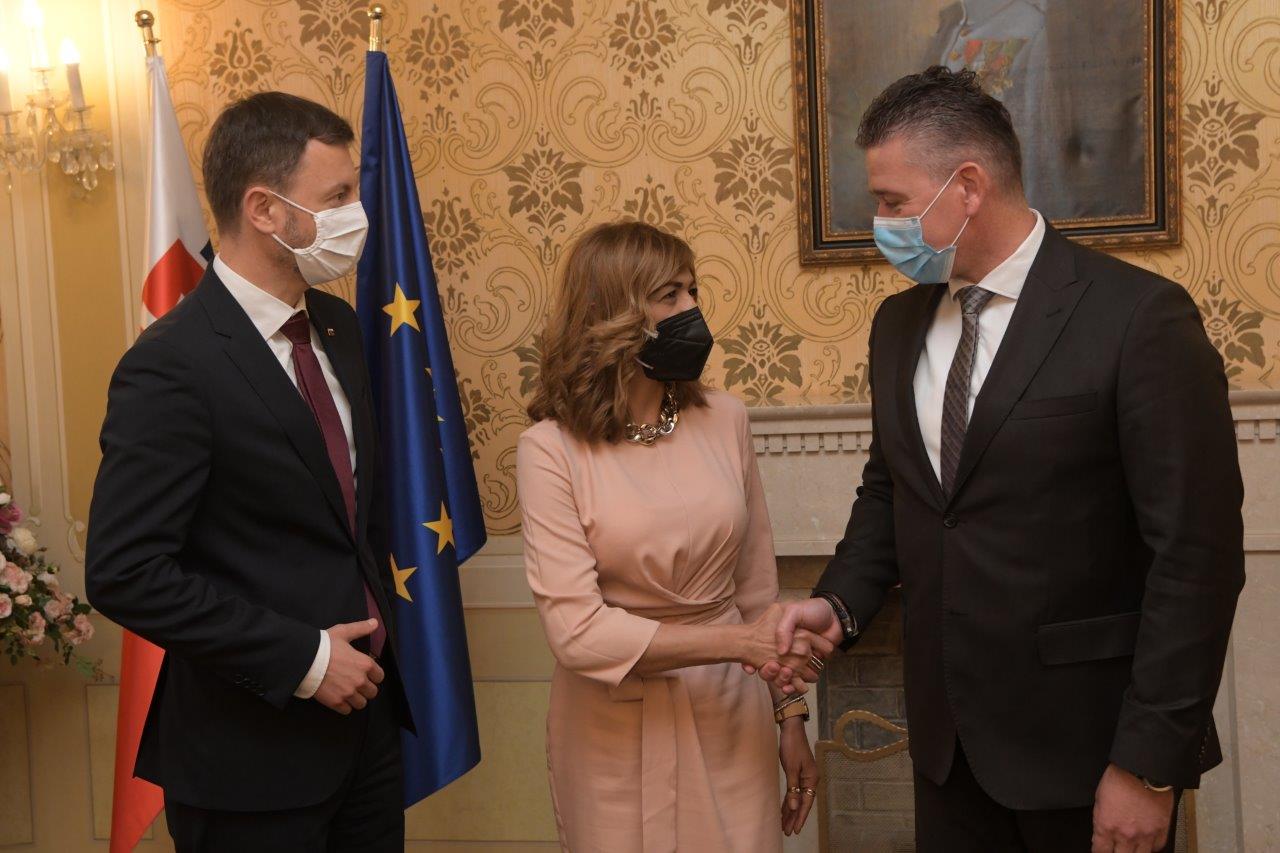 Andrea Bučková s premiérom Hegerom a ministrom Mikulcom
