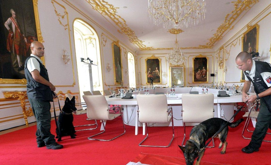 Kontrola rokovacej miestnosti na bratislavskom hrade so služobnými psami