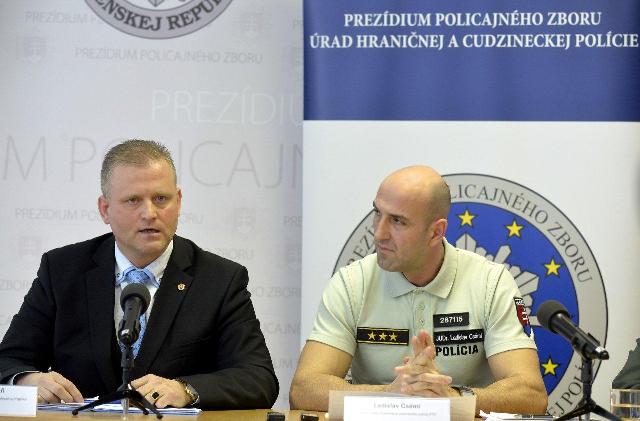 Zľava: Adrián Begáň, riaditeľ Národnej jednotky boja proti nelegálnej migrácii UHCP a riaditeľ ÚHCP Ladislav Csémi 