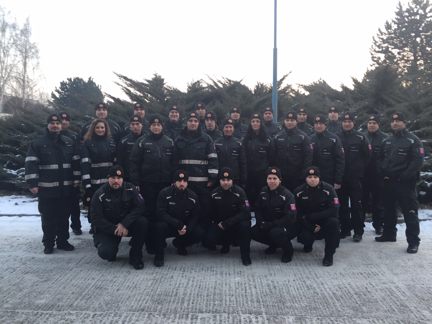 Príslušníci hraničnej a cudzineckej polície pred odchodom do Macedónska