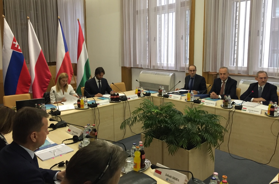 Ministri vnútra krajín V4 na konferencii v Budapešti v októbri 2017