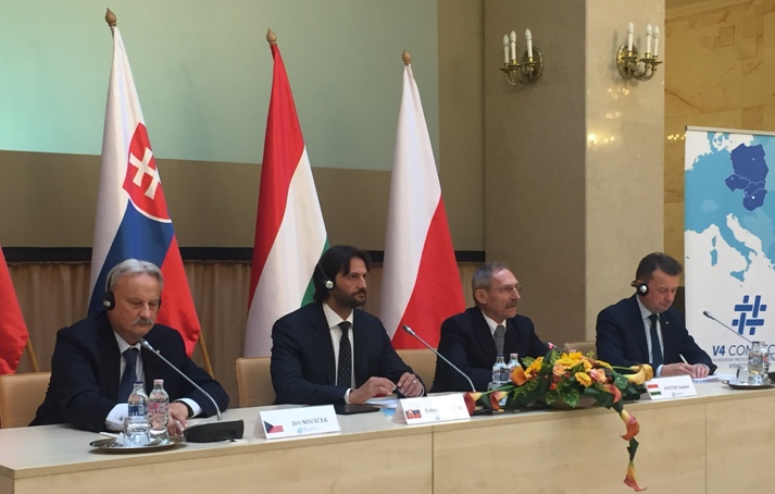 Ministri vnútra krajín V4 na konferencii v Budapešti v októbri 2017