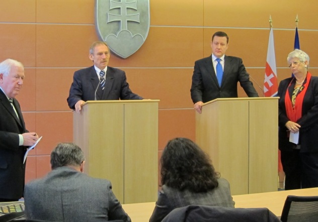 Minister vnútra MR Sándor Pintér so slovenským kolegom Danielom Lipšicom na tlačovej konferencii po skončení oficiálneho stretnutia