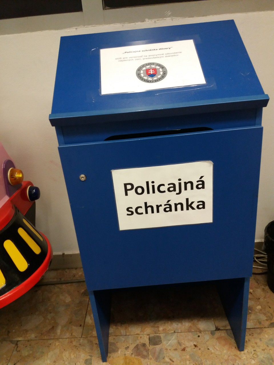 Policajna_schranka_dovery_2