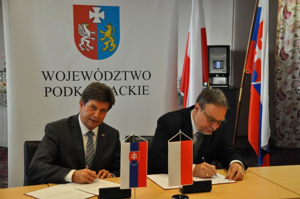 Podpis protokolu - štátny tajomník MV SR Rudolf Urbanovič a štátny tajomník Ministerstva vnútra a verejnej správy PL Jakub Skiba